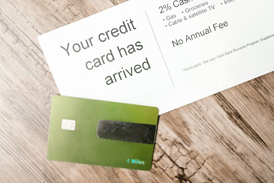 Cashback vs milhas: qual cartão de crédito escolher de acordo com seus gastos mensais