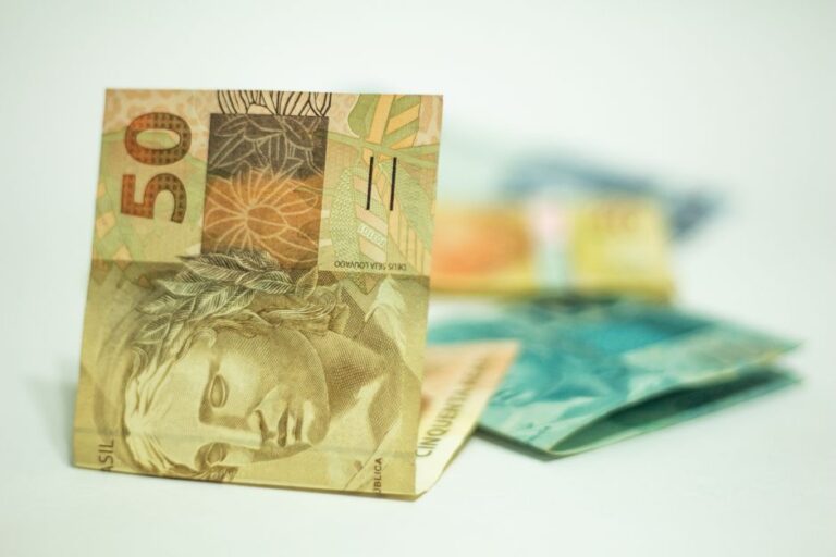 Como economizar 30% do seu salário em 6 meses sem abrir mão do lazer