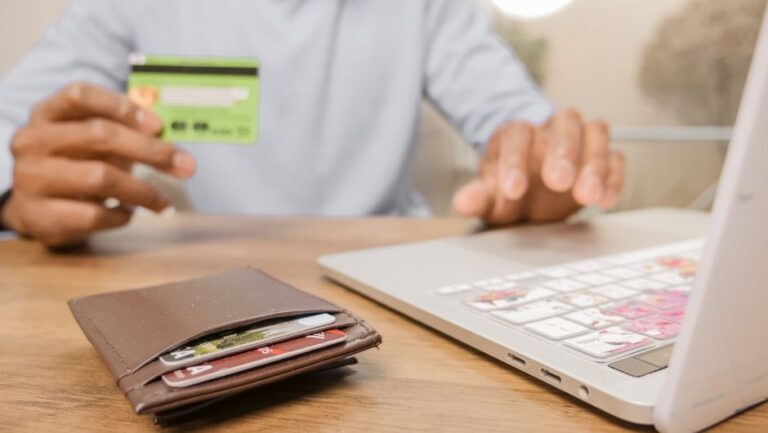 Como entender as taxas e tarifas dos cartões de crédito para evitar surpresas na fatura