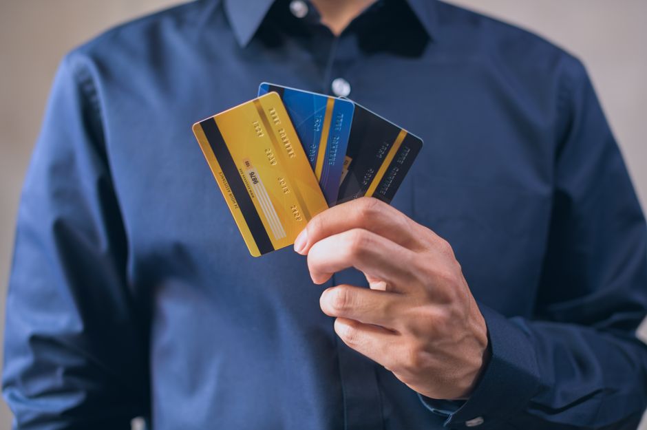 Comparativo entre cartões de crédito e débito: qual é a melhor opção para suas compras diárias?