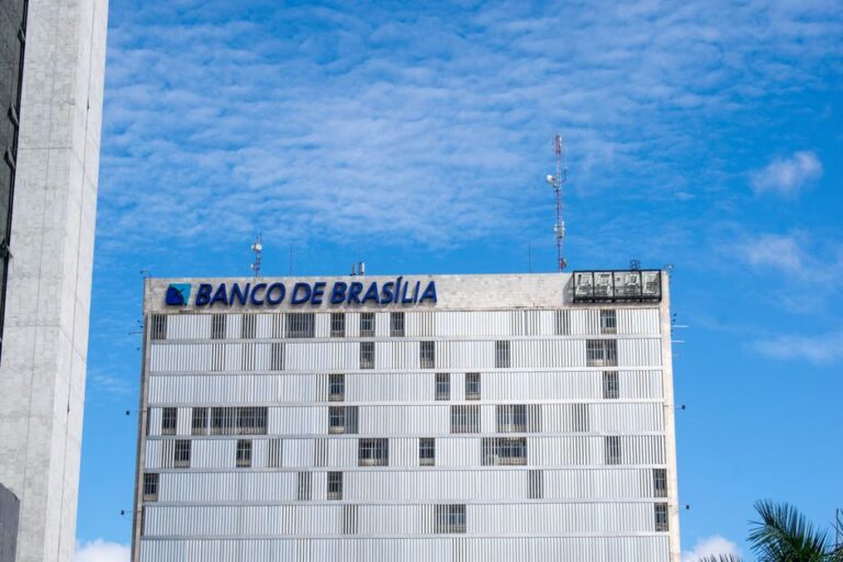 Bancos digitais: Nubank vs. Banco Inter (taxas e benefícios).