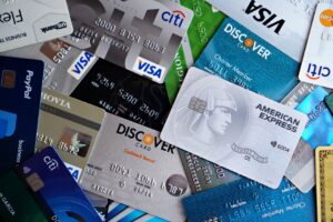 Cartão de crédito com cashback vs milhas em 2026: qual compensa para o seu perfil de gastos considerando valor do ponto, parcerias e tarifas