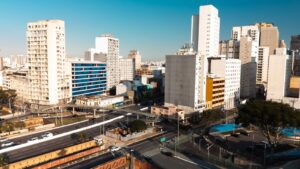 Como montar uma carteira de ETFs no Brasil: passo a passo com objetivos, custos, tributação e rebalanceamento trimestral