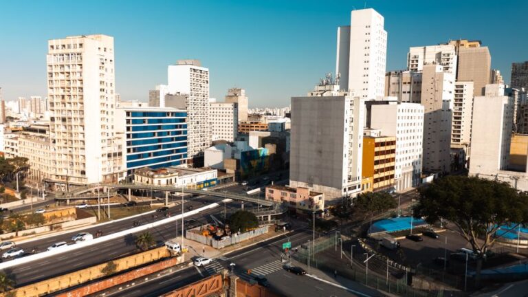 Como montar uma carteira de ETFs no Brasil: passo a passo com objetivos, custos, tributação e rebalanceamento trimestral