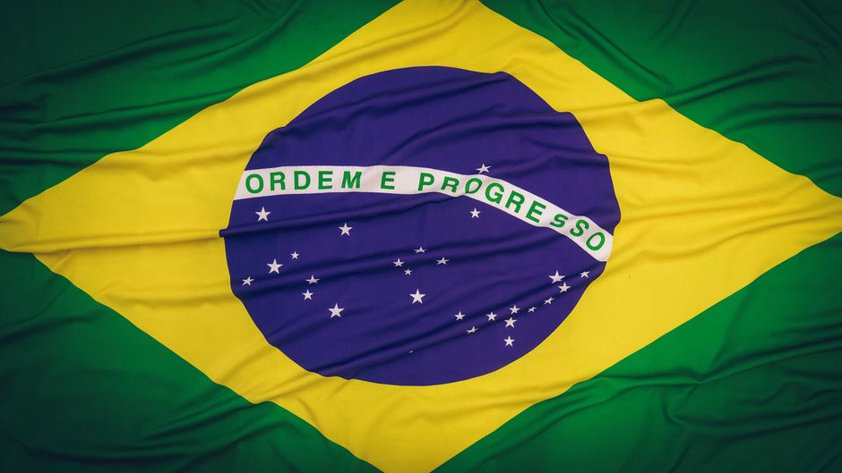Como montar uma carteira diversificada de ETFs no Brasil e no exterior em 2026: taxas, tributação, rebalanceamento e riscos